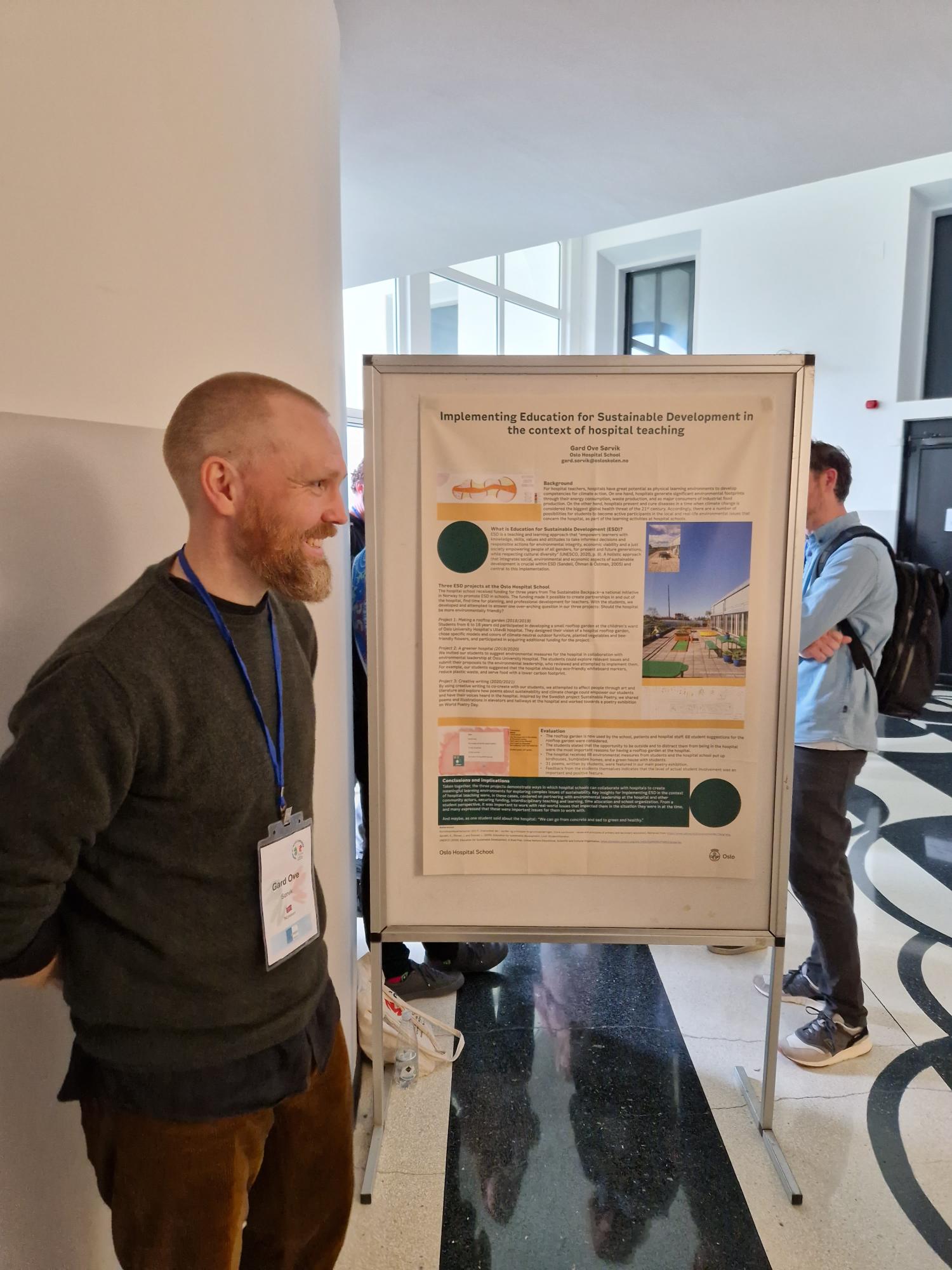 Trygve Berget Gard foran posteren i posterpresentasjonen