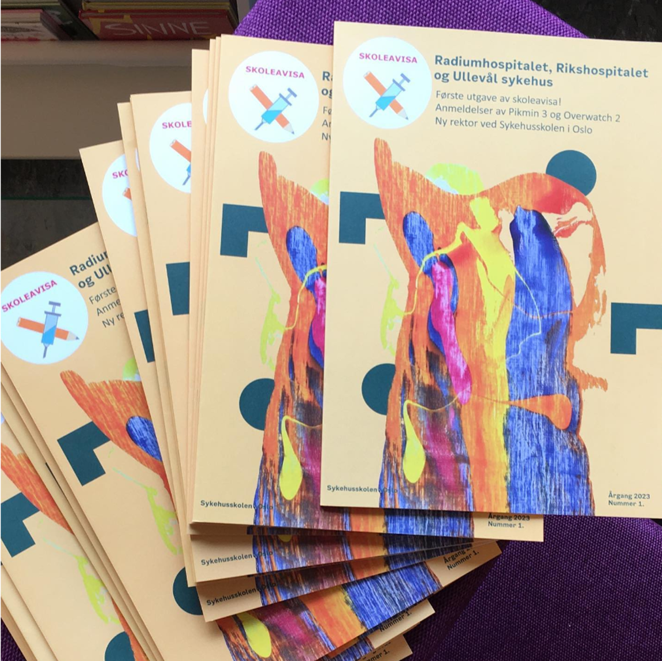 En gruppe fargerike kort