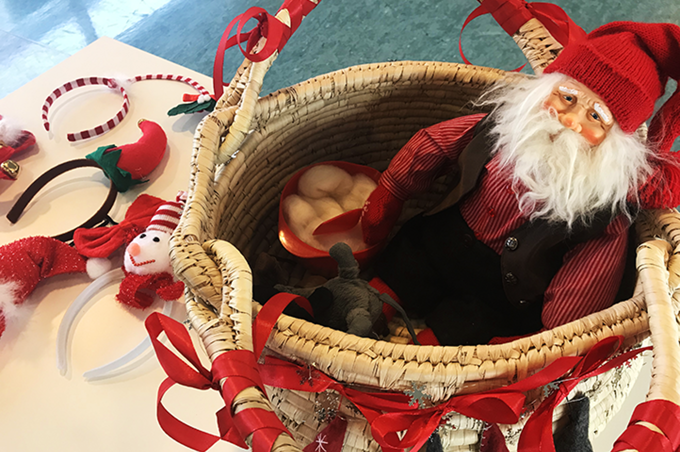 Julenisse i en kurv
