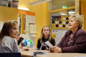 Erna Solberg besøker Ullevål Sykehus og overleverer bærekraftsballen