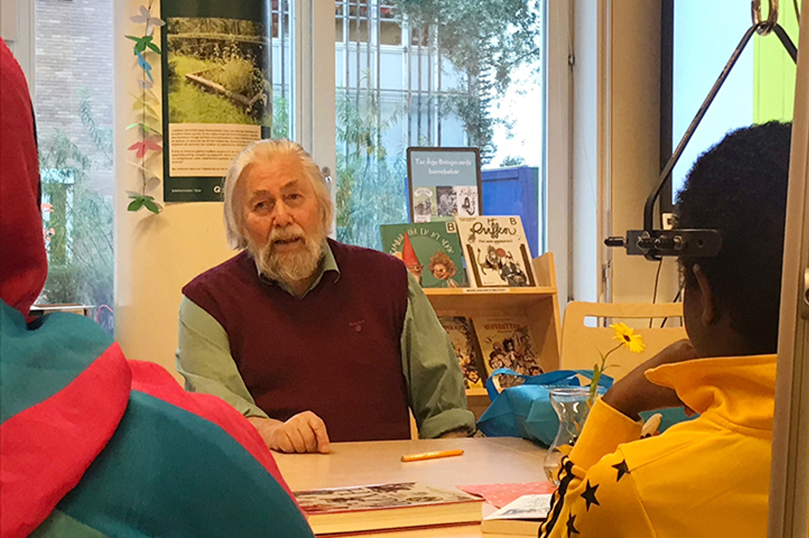 Foto: Forfatterbesøk av Tor Åge Bringsværd på Rikshospitalet oktober 2019 Forfatterbesøk av Tor Åge Bringsværd på Rikshospitalet oktober 2019