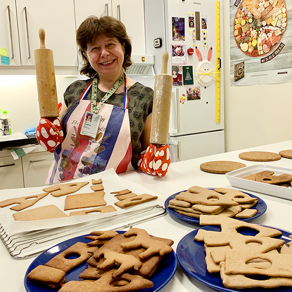 Lærer Julia ved Rikshospitalet serverte smil og pepperkaker i mat og helse, desember 2019 Lærer Julia ved Rikshospitalet serverte smil og pepperkaker i mat og helse, desember 2019