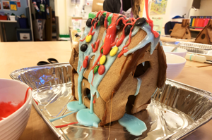 Pepperkakehus fra mat og helse på Rikshospitalet, desember 2020