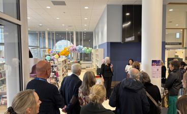 en gruppe personer i et rom