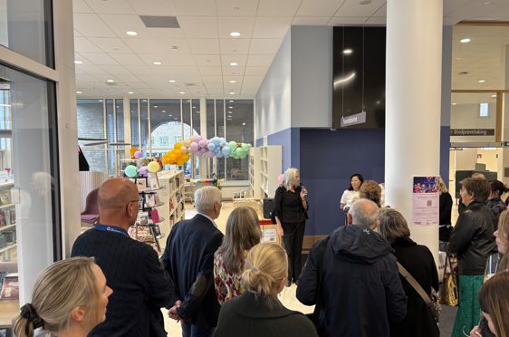 en gruppe personer i et rom