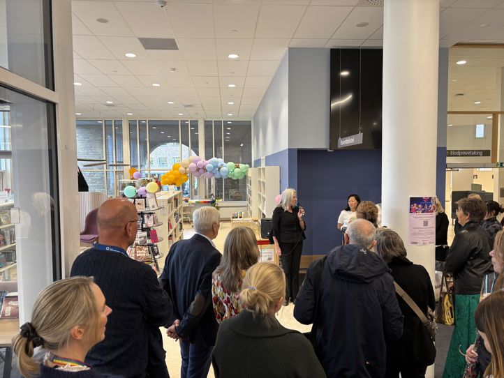 en gruppe personer i et rom en gruppe personer i et rom