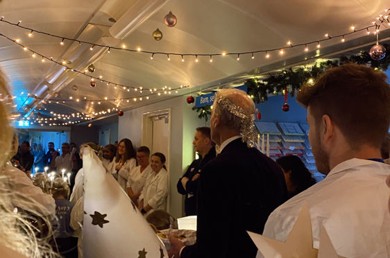 en gruppe mennesker i et rom