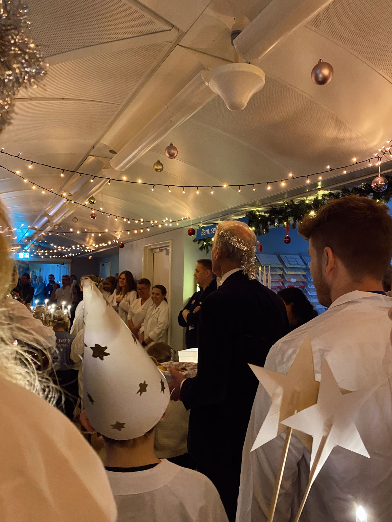 en gruppe mennesker i et rom en gruppe mennesker i et rom