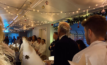 en gruppe mennesker i et rom en gruppe mennesker i et rom