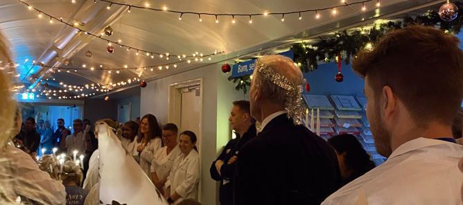 en gruppe mennesker i et rom en gruppe mennesker i et rom