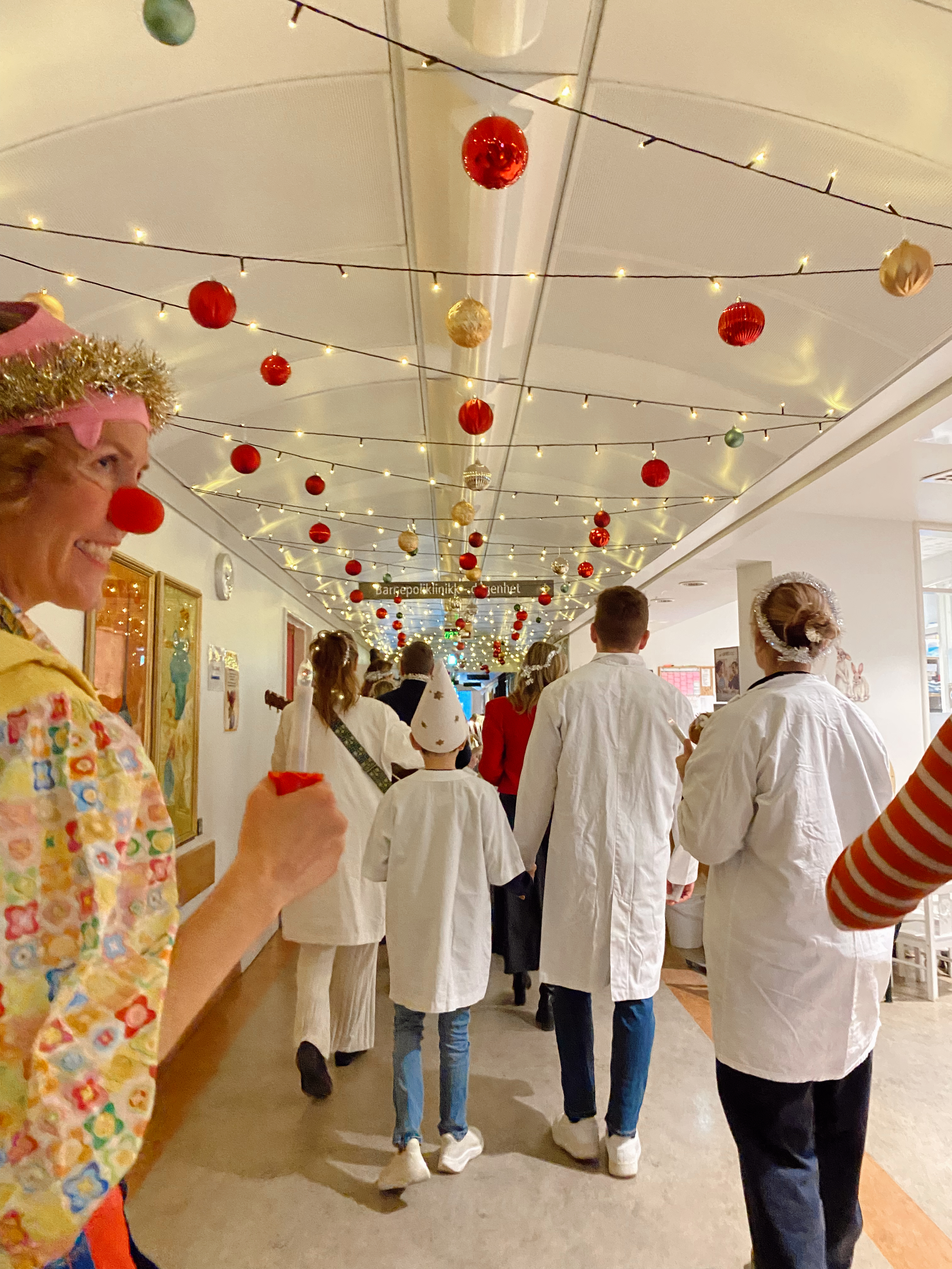 en gruppe mennesker i et rom