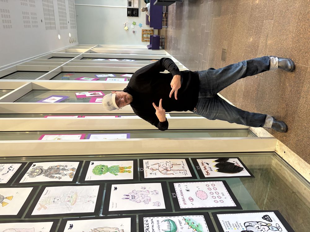 en person som står på et bord en person som står på et bord