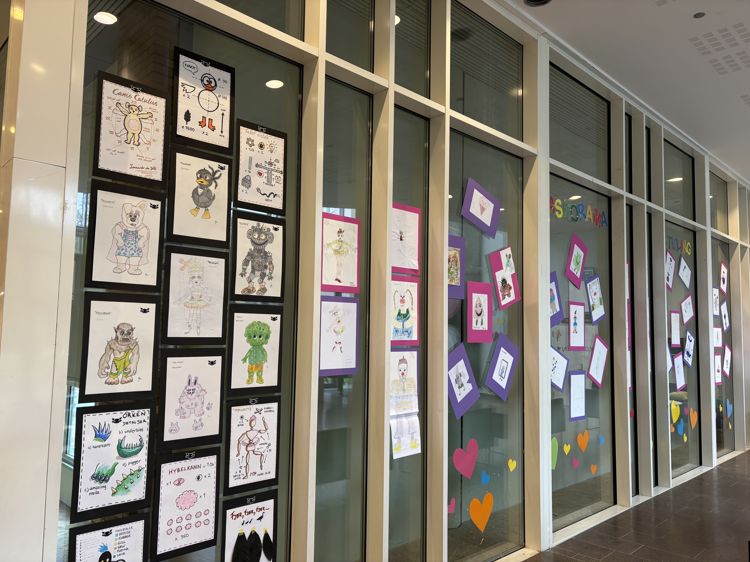 en vegg med plakater en vegg med plakater