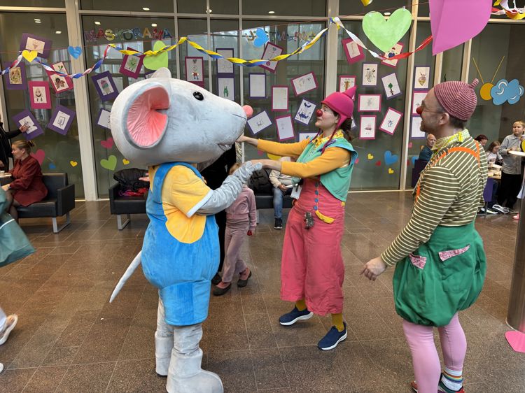 En gruppe mennesker i klær En gruppe mennesker i klær