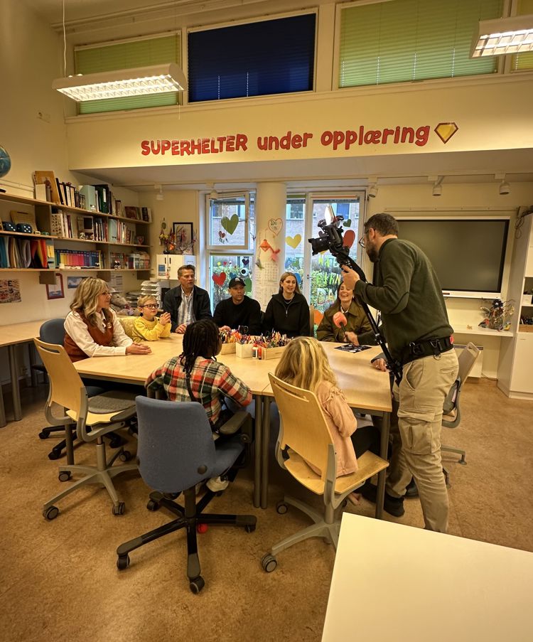 En gruppe personer i et bibliotek En gruppe personer i et bibliotek