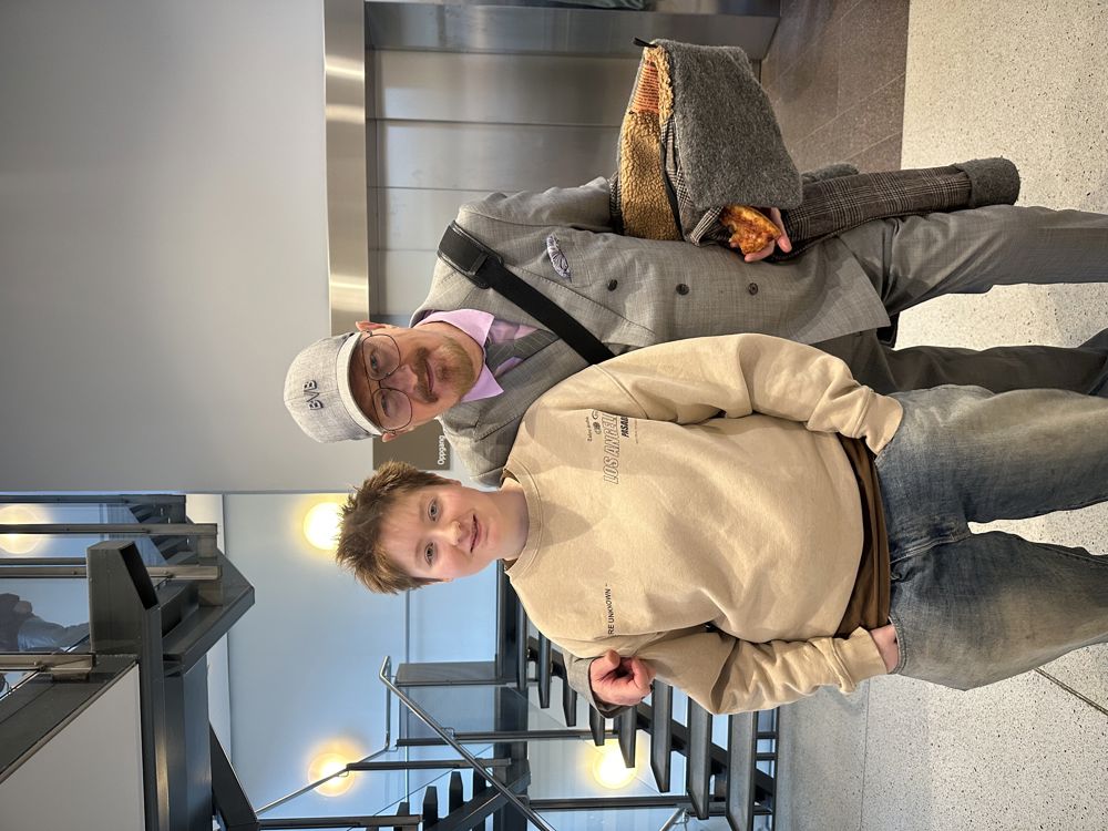 en person og et barn som poserer for et bilde en person og et barn som poserer for et bilde