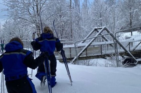 et par personer med ski i en snødekt bakke